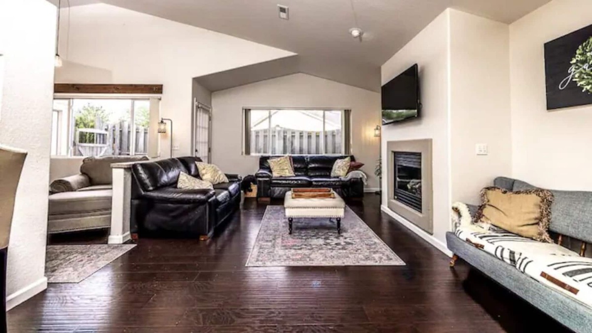 Reynolds Corners Condo | The Condo: 2 bed/2 bath attached garage, laundry & patios!