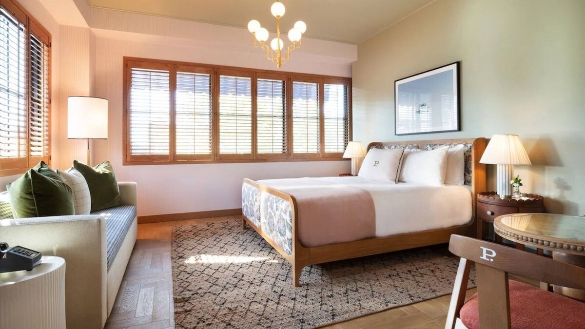 Hyde Park Hotel | The Corner King at Palihouse Hyde Park Village, Onsite Valet Parking