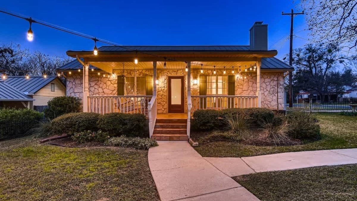 Georgetown House | The Cornerstone Cottage - steps from the Square!
