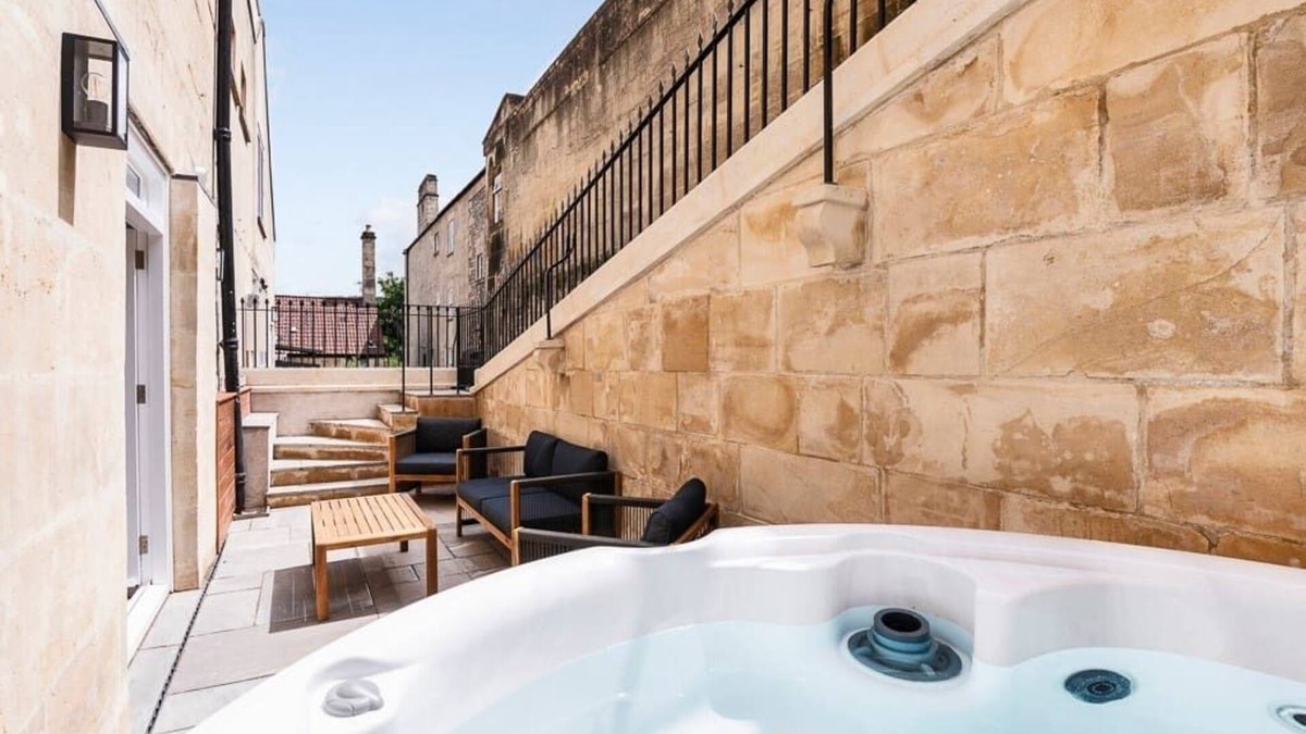 Bath Apartment | The Cornwell Wine Vaults