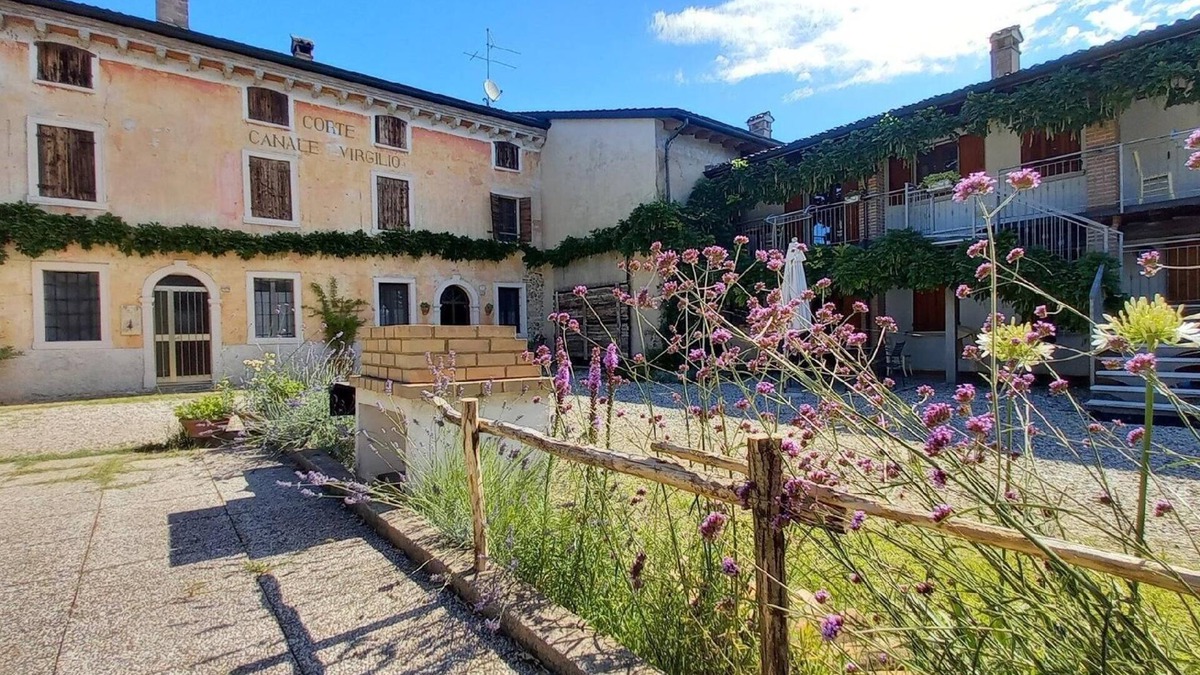 Volta Mantovana Other | The 'Corte Canale Virgilio' estate with balcony
