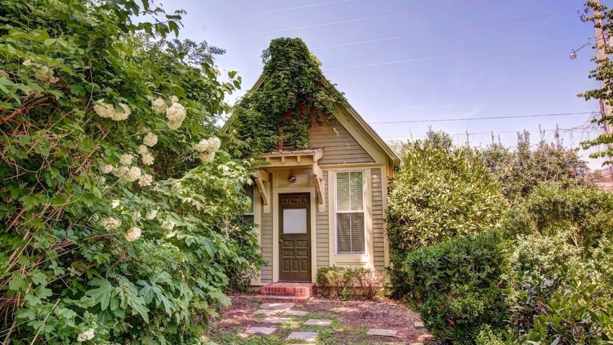 New Market Cottage | The Cottage - an historic 100 year old building (perfect Get-A-Way)