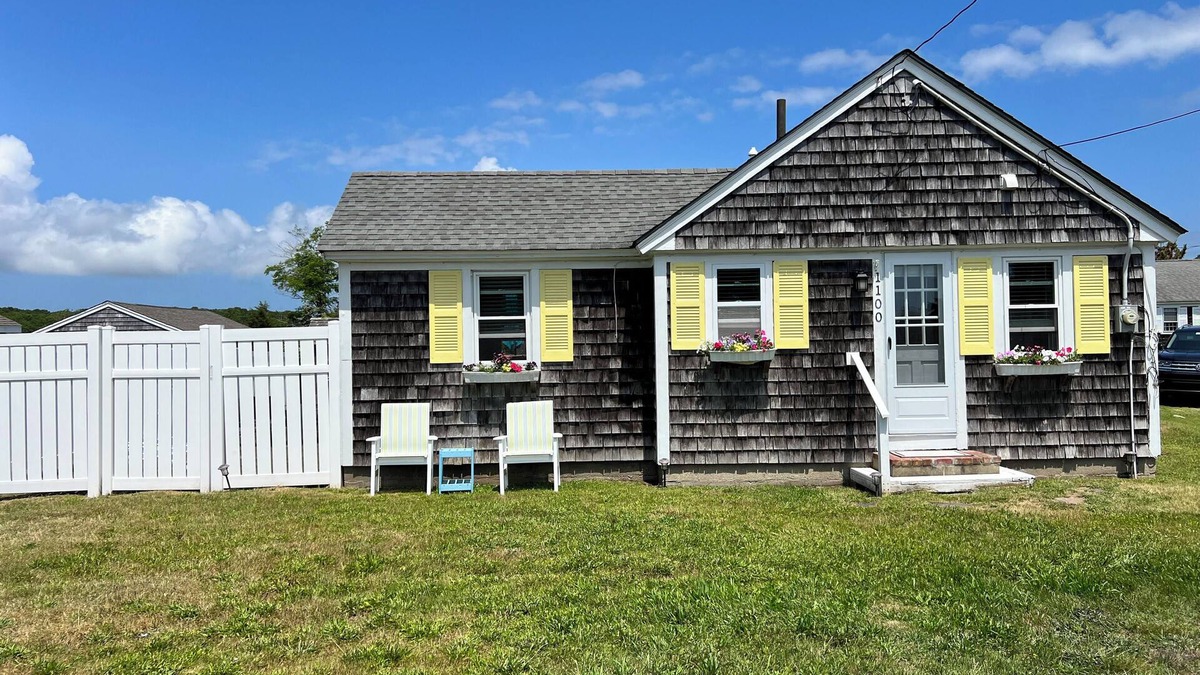 Centerville Cottage | The Cottage at Craigville Beach