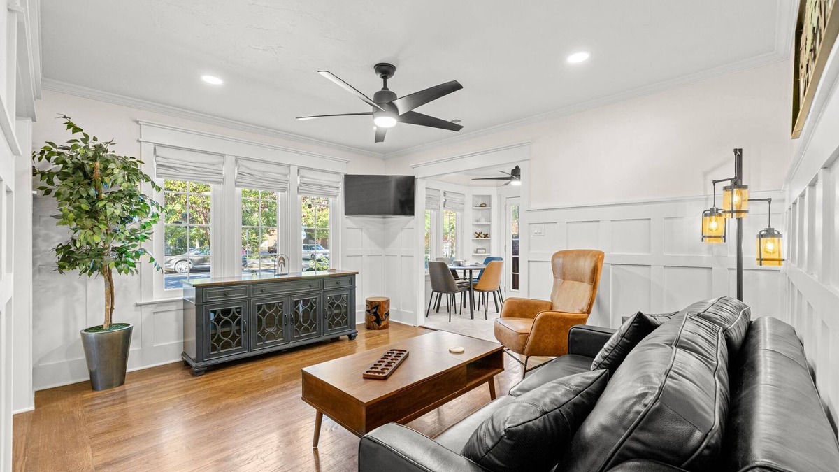 Central Sacramento House | The Cottage at McKinley. Updated 1 King & 1 Queen bed with 2 full baths.