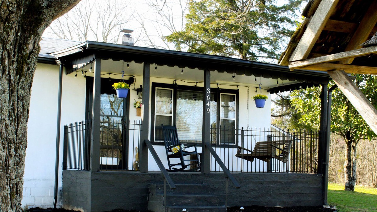 Merriam Woods Cottage | The Cottage at Willow Hill- Minutes from Branson!