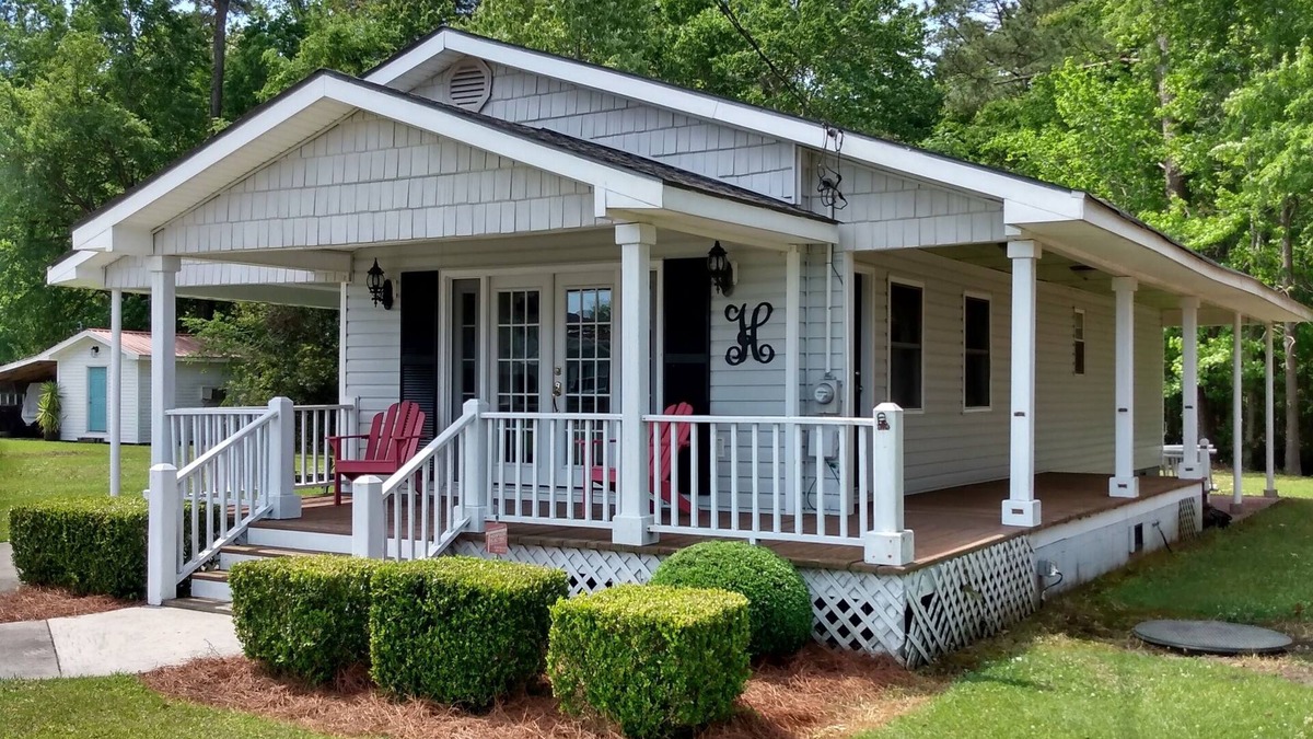 Lake Waccamaw Cottage | The Cottage by Hollingsworth Properties! Relax and enjoy its offerings.