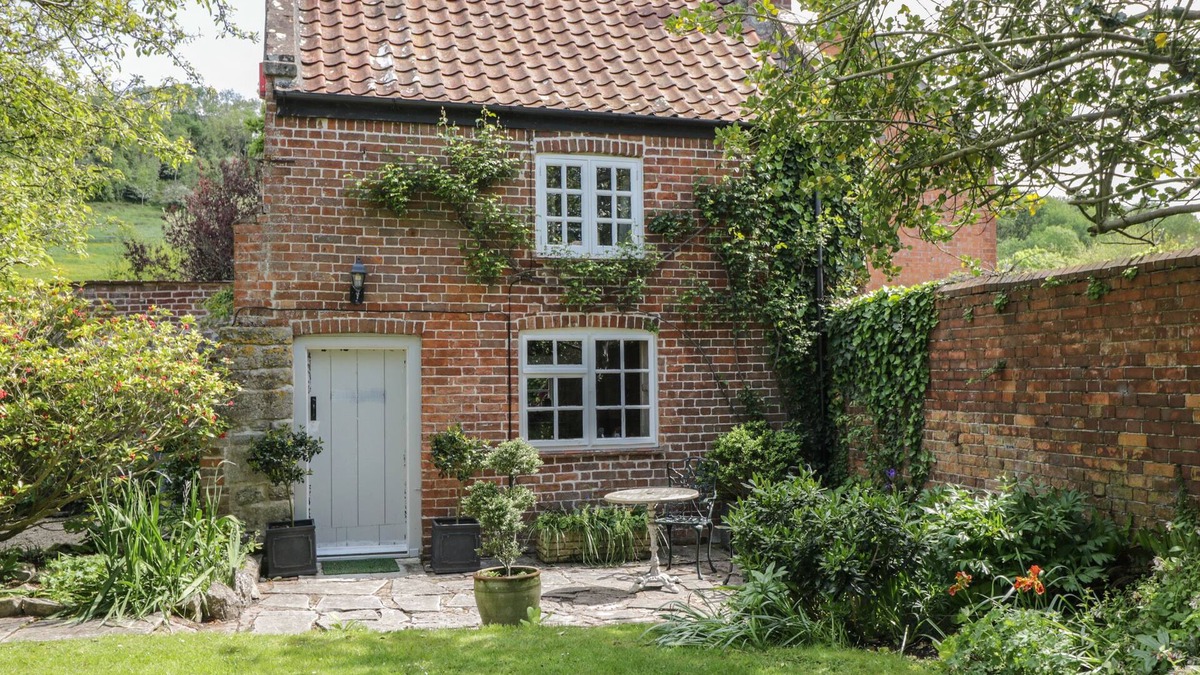 Brent Knoll House | THE COTTAGE, character holiday cottage, with open fire in Brent Knoll