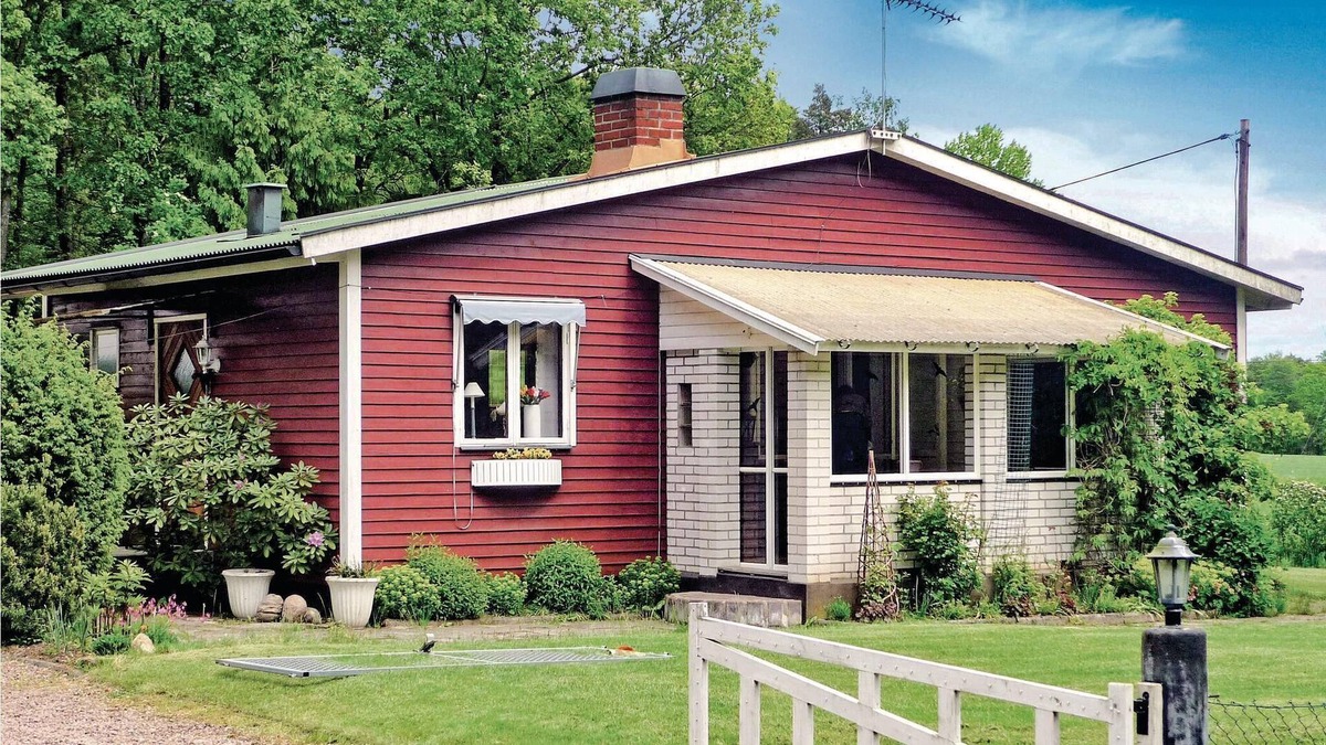 Lockna House | The cottage has a large garden and a glazed balcony with an open fireplace.