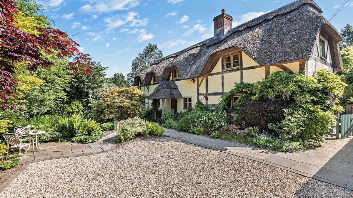 New Forest District House | The Cottage: Idyllic New Forest Thatched Cottage 5 Bedrooms