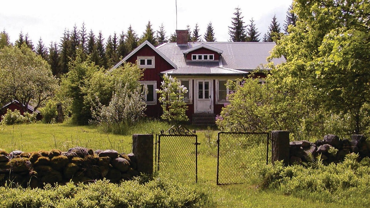 Urshult House | The cottage is close to the lake Åsnen and also has the forest close to the property.