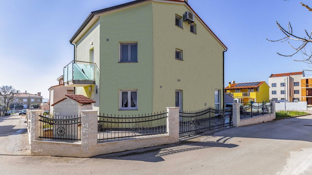 Medulin House | The cottage is suitable for up to 10 people.