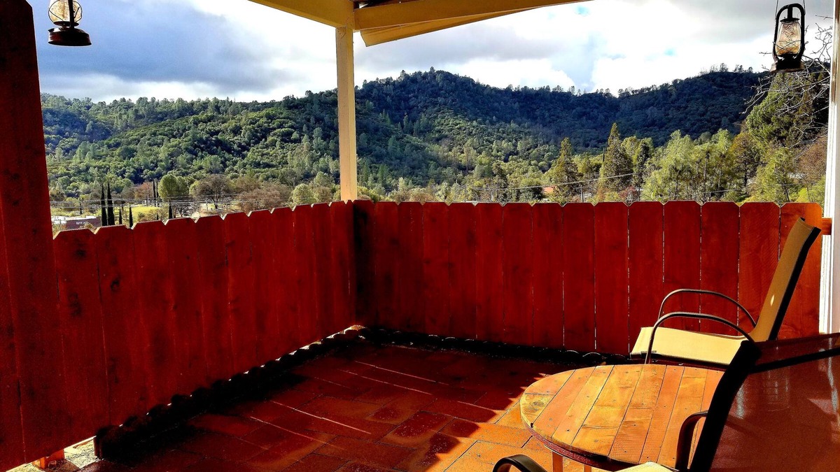 Mariposa Apartment | The Cottage on Campbell- In town studio with a view!