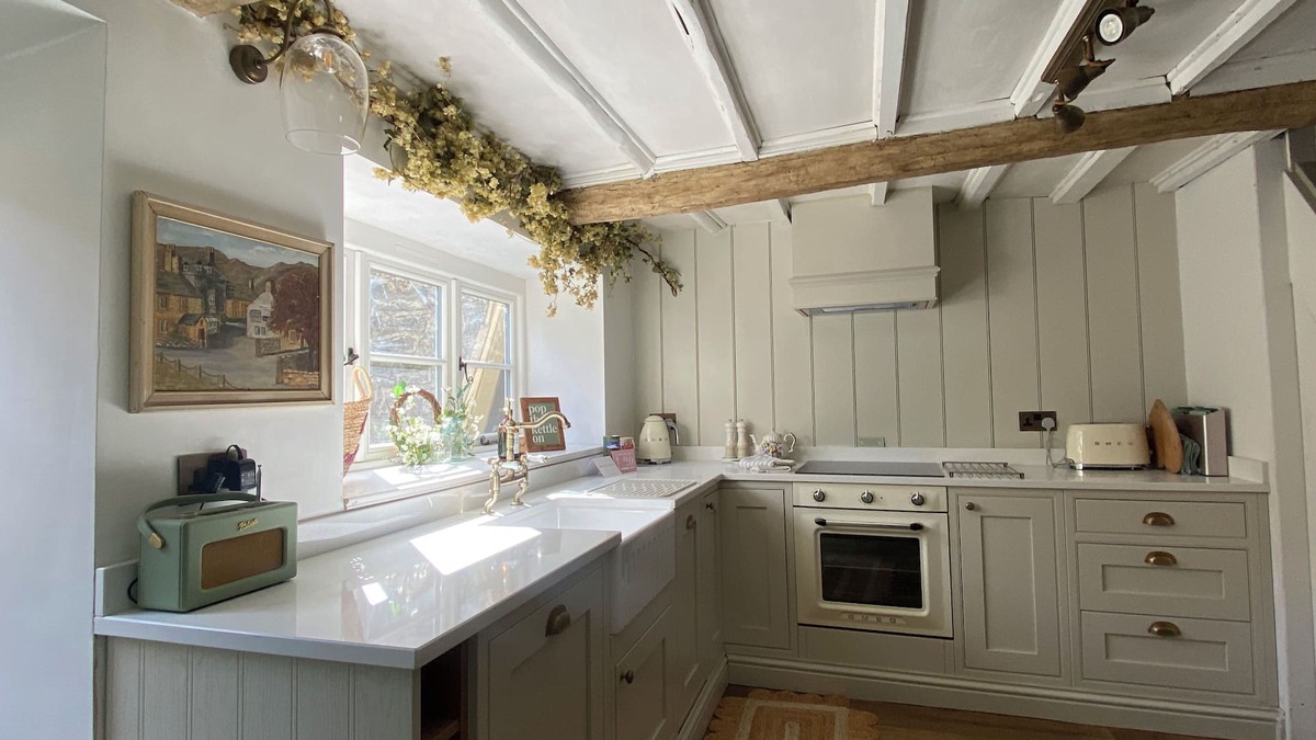 Castleton Cottage | THE COTTAGE ON THE ISLAND, with open fire in Castleton, Peak District