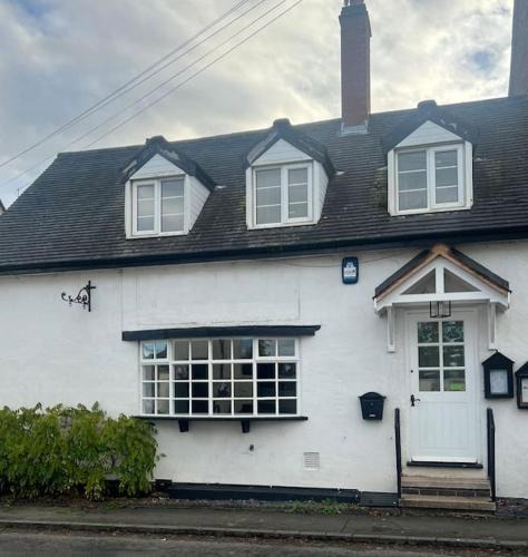 Chaddesley Corbett Apartment | The Cottage, with Superking bed & private patio
