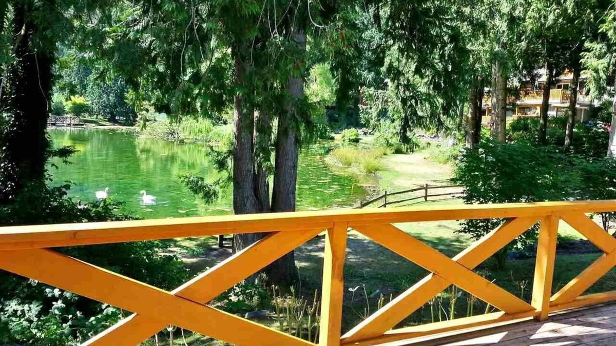 Lindell Beach House | The Cottages at Cultus Lake