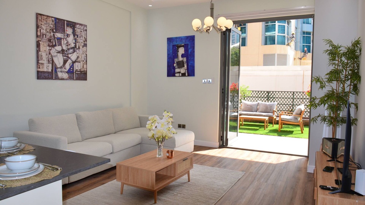 Jumeirah Lake Towers Apartment | The Courtyard Heaven. is in the heart of Dubai Marina, 5-minute walk to Metro.