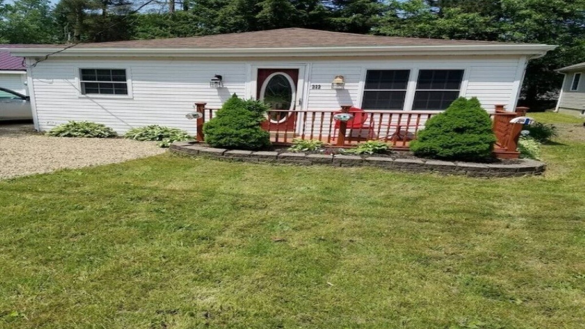 Edinboro Cottage | The Cove, cozy cottage by Edinboro Lake