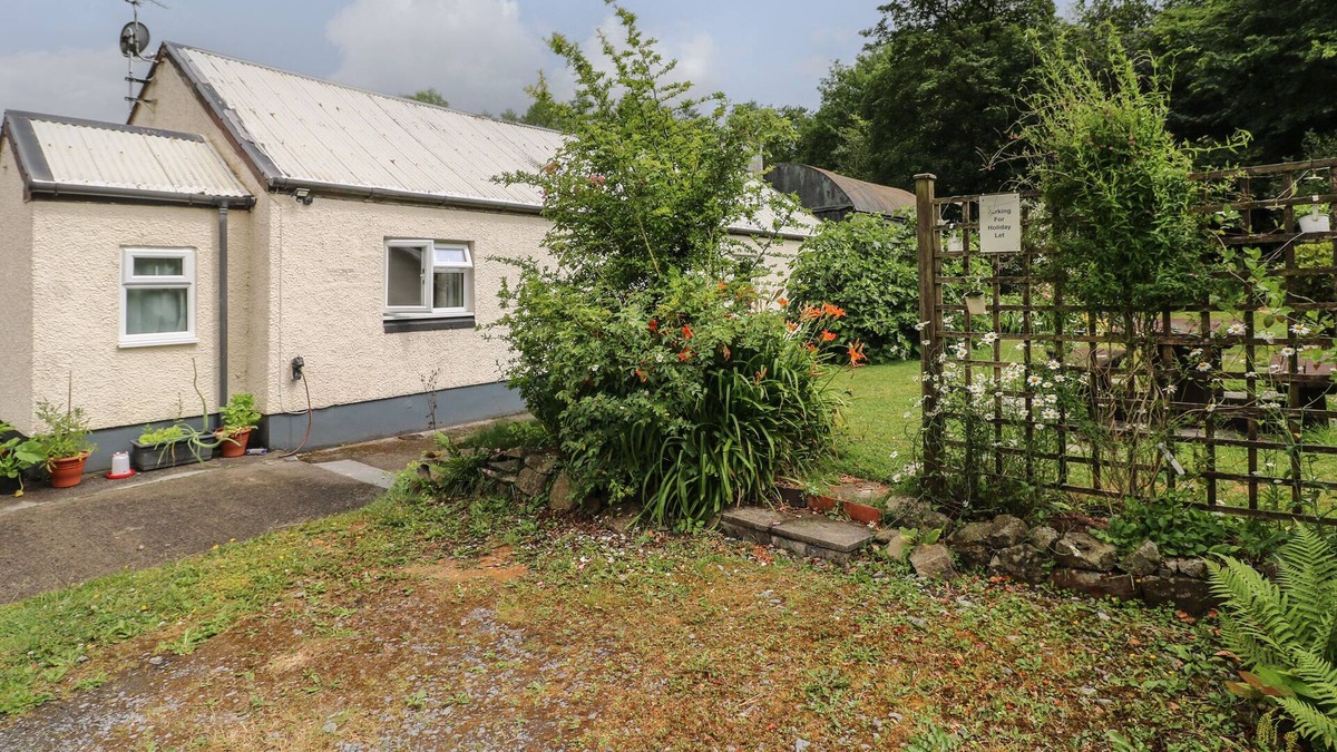 Pont-ar-gothi Cottage | THE COW'S CUPBOARD, family friendly, with open fire in Carmarthen