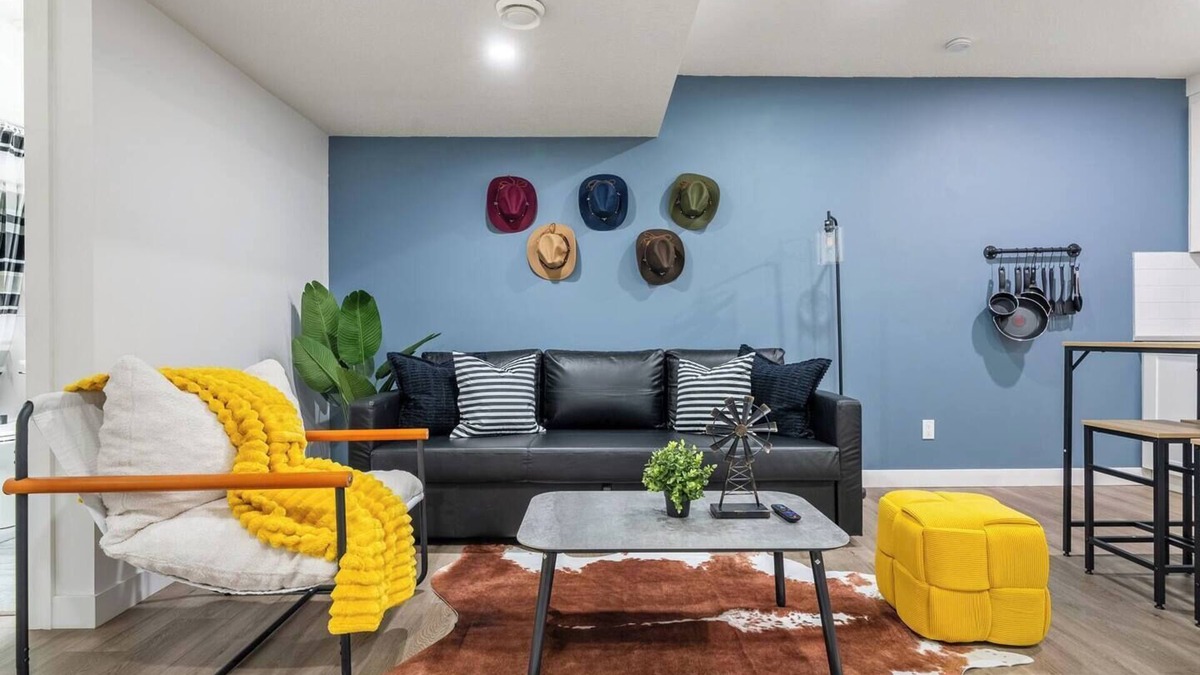 Calgary House | "The Cowboy" - Cozy suite near Airport- 1 Parking