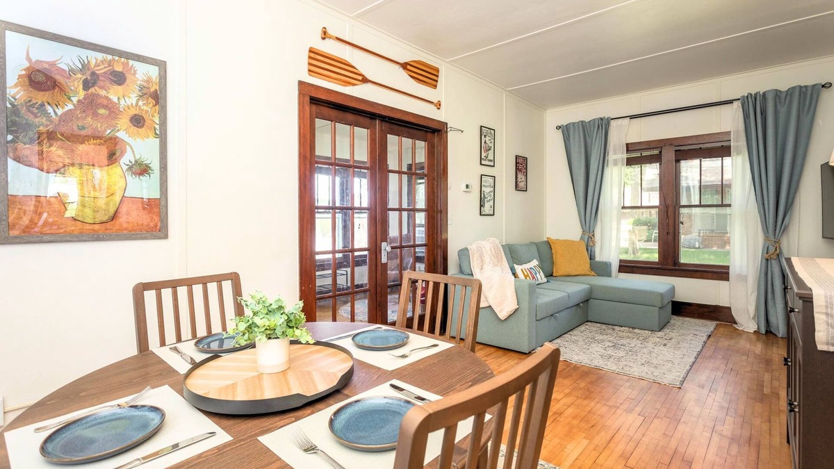 Alexandria Cabin | The Cowdry Cottage | Pet-Friendly | Canoe | Bikes