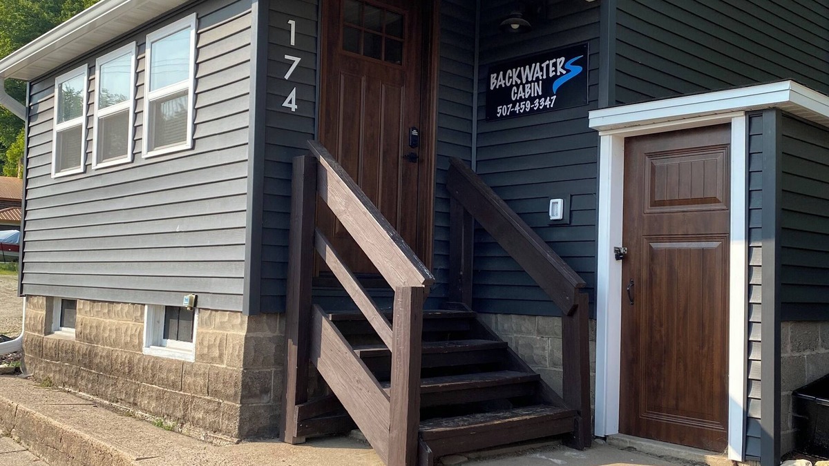 Fountain City Cabin | The “Cozy” Backwaters Cabin on the Great River Road!