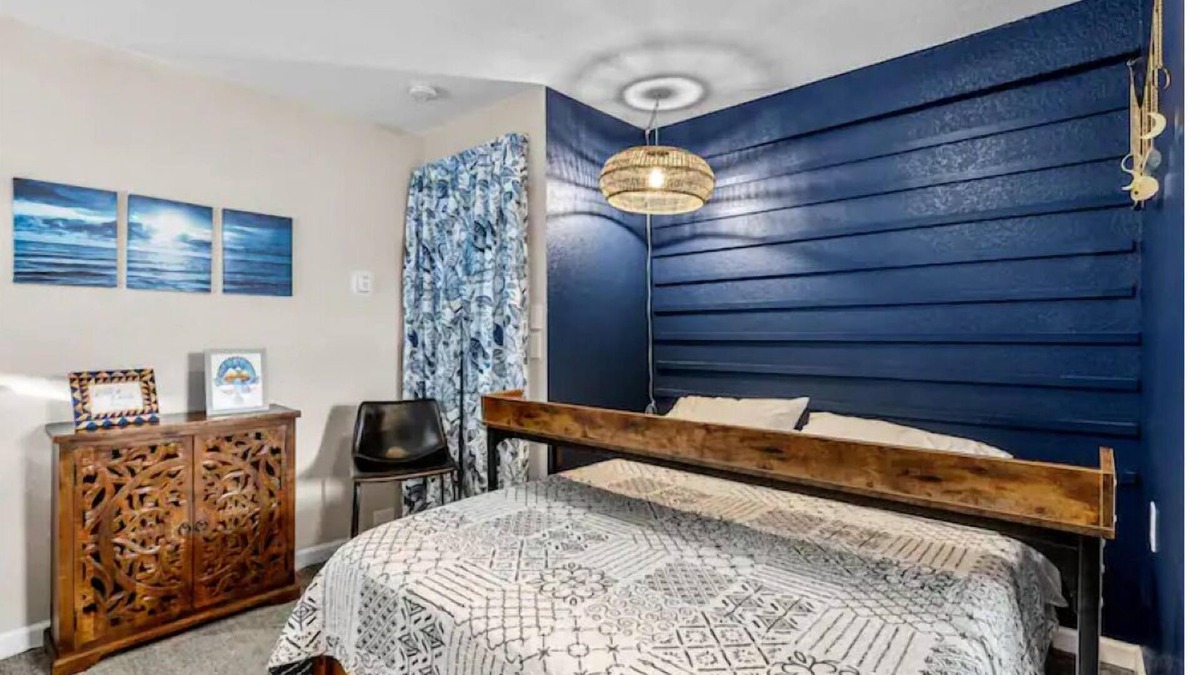 Englewood House | The Cozy Birdnest w/Sauna & Outdoor Lounge space!