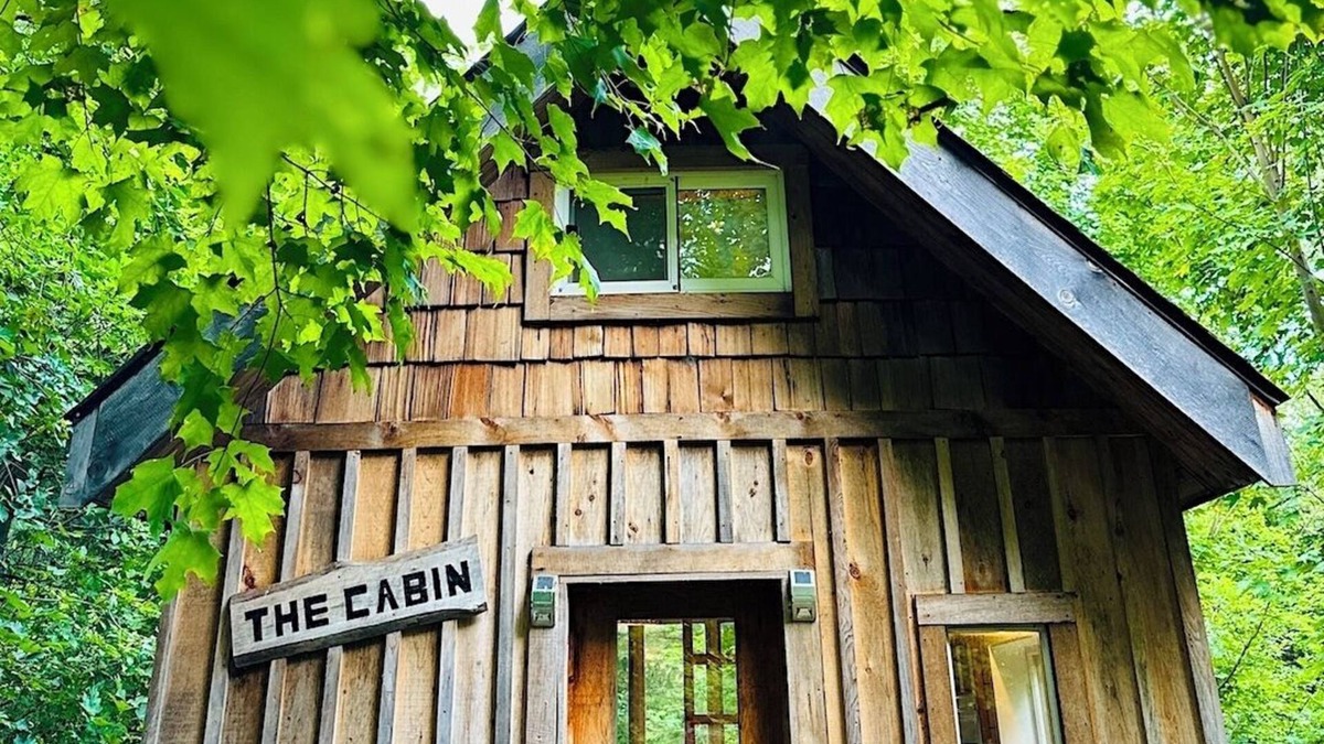 Unorganized Centre Parry Sound Cabin | THE COZY CABIN: A cheerful getaway in the scenic Almaguin Highlands.