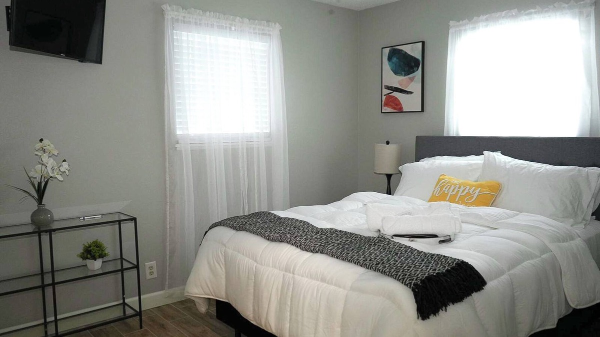 Woodward House | The Cozy Corner, Family Friendly, Game Room + WiFi