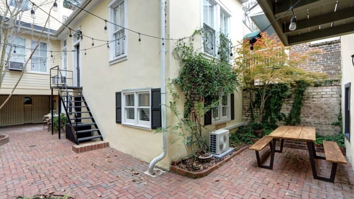 Historic Downtown Savannah Apartment | The Cozy Jones Garden, Quaint | Historic | Quiet
