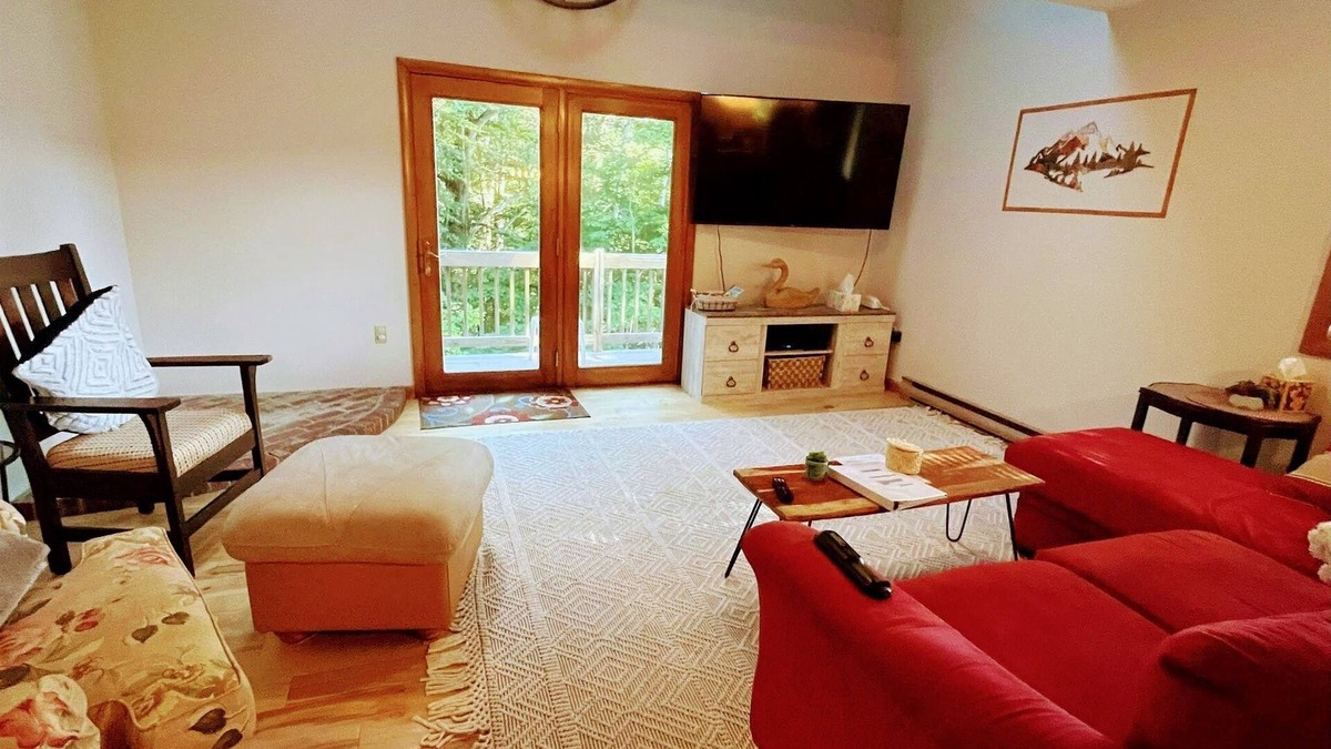 Campton House | The Cozy Mountain Retreat!nWith Access to Pool, Hot Tub, Gym & Skiing