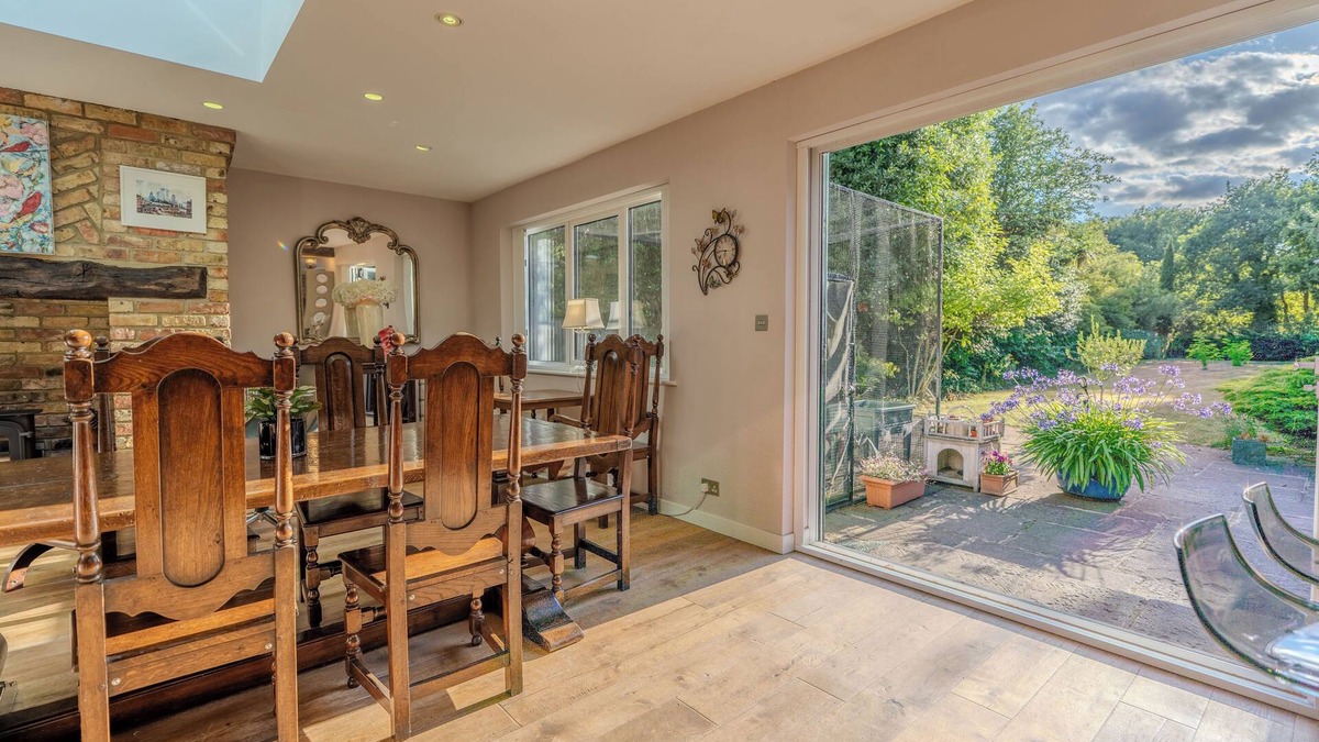 Eltham South House | THE COZY RETREAT, Rustic Charm Meets Modern Living (1 Private Bedroom)