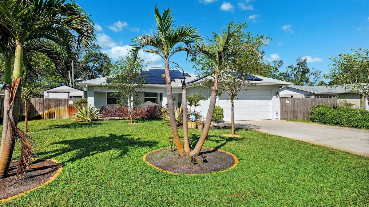 Seminole House | The Cozy Robin: Treehouse Retreat with Hot Tub & Koi Pond