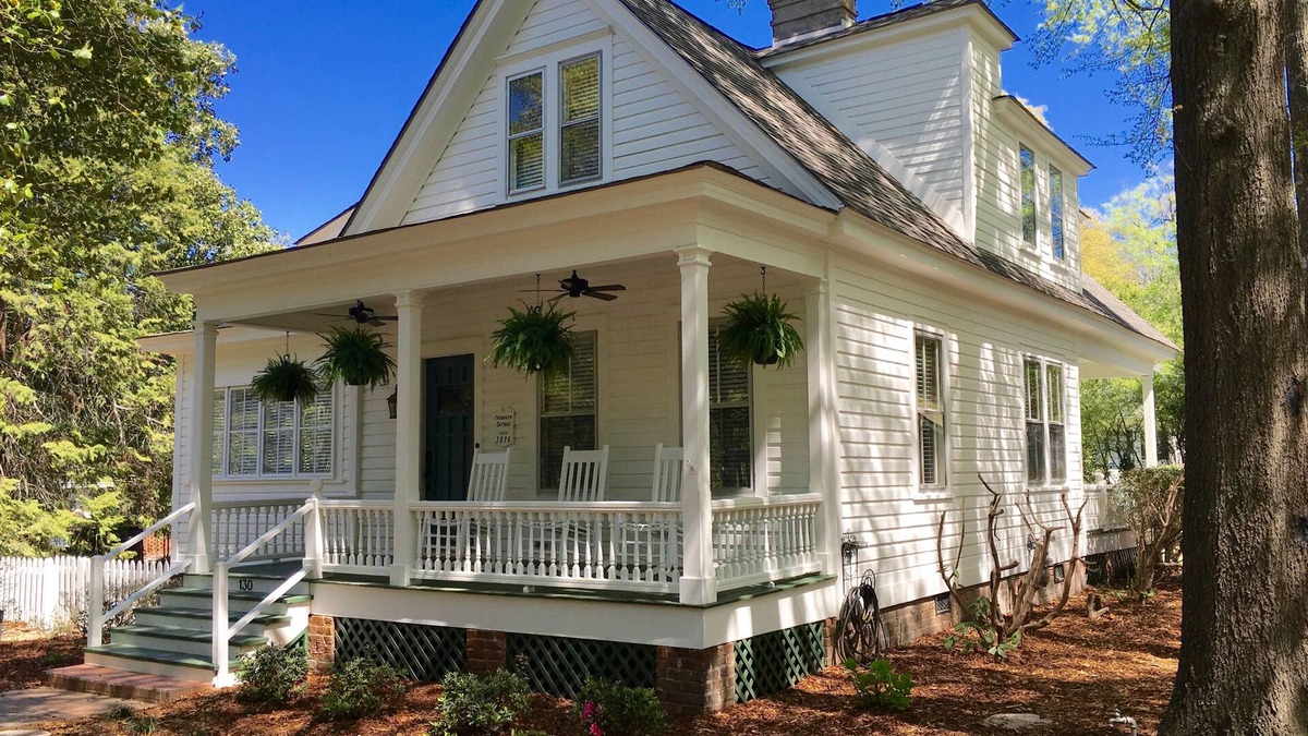 Old Town Cottage | The Craddock - Tufts Home & Antique Carriage House - 6BR 5.5 Baths - Sleeps 12+