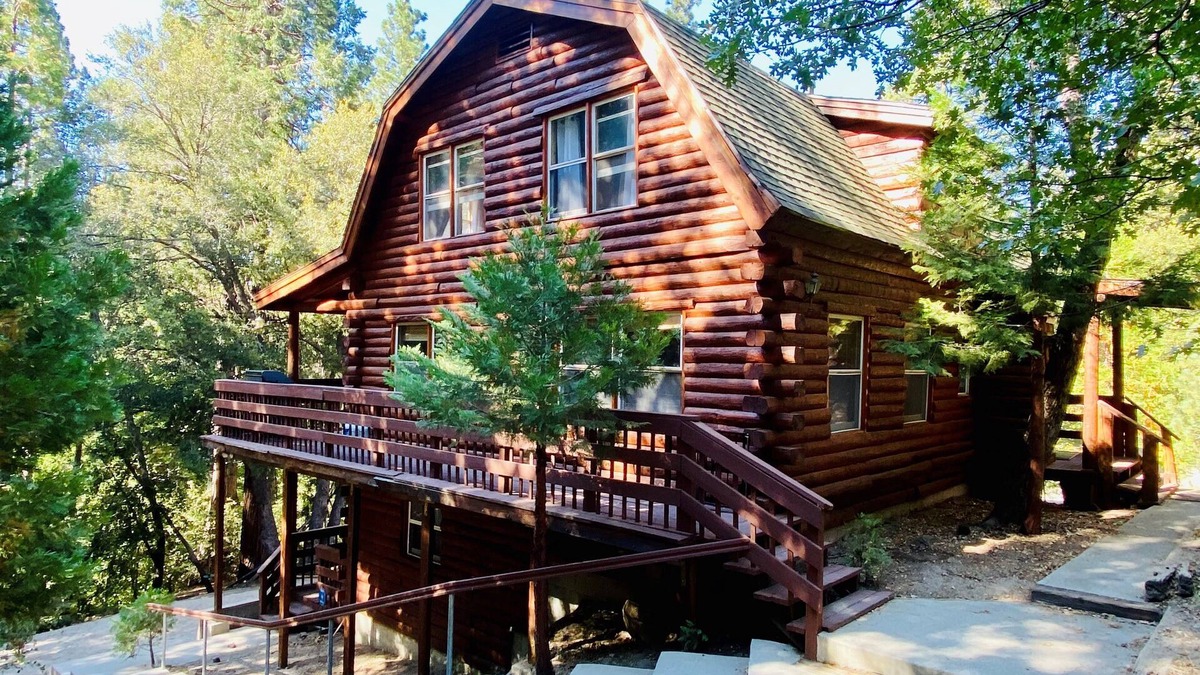 Fern Valley Cabin | The Creek-Side Cabin: Spa, 5 Star, Upgraded, Big Deck, Quiet, Walk To Town