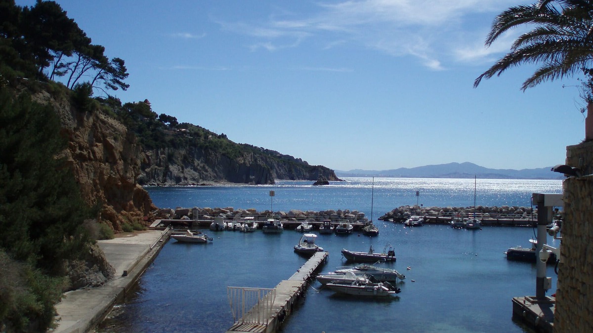 Ensues-la-Redonne Apartment | The creeks, the sea, the hikes and a beautiful apartment with swimming pool.