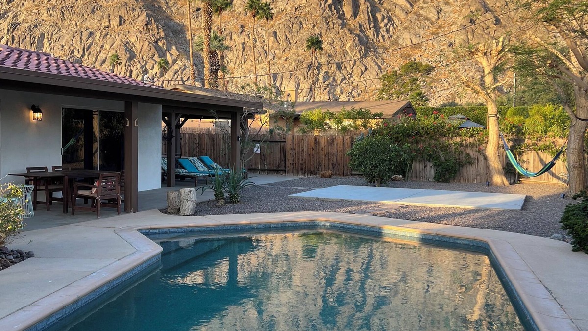 La Quinta House | The Crest: Mid-Century Couples Retreat- Pool & Mountain Views - 2 Beds #066151