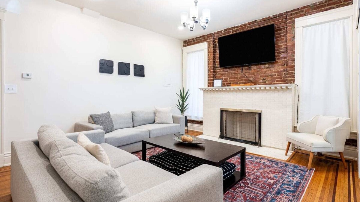 Highlands House | The Crimson Cottage in Highlands Neighborhood