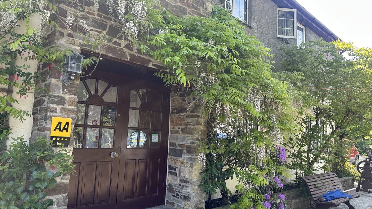 Saltash Hotel | The Crooked Inn