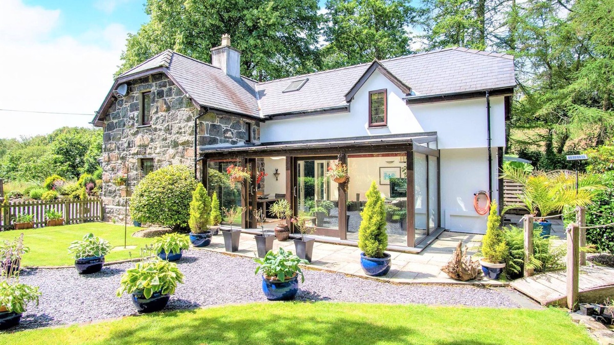 Rhyd-y-clafdy Cottage | THE CROSSING COTTAGE, pet friendly, with open fire in Criccieth