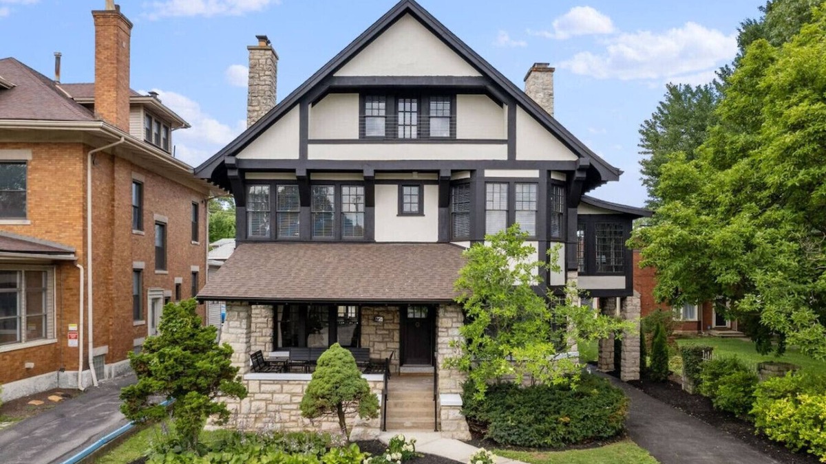 Near East Columbus House | The Crotti Conservatoire Castle - 𝟑 𝐟𝐥𝐨𝐨𝐫𝐬!