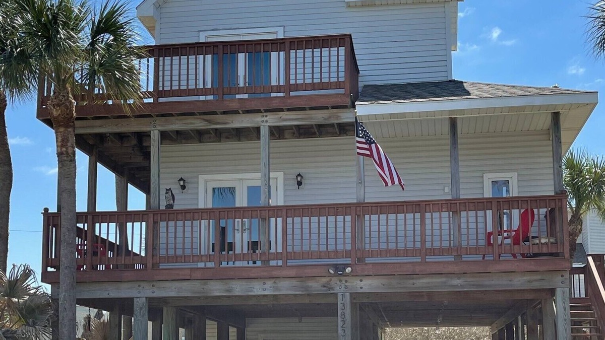 Pirates Beach House | The Crow's Nest - great location/sunset decks/sleeps eight