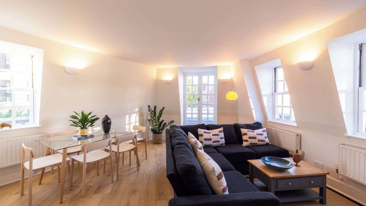 Vincent Square Apartment | The Crown - 3BR Apartment with Balcony, Victoria