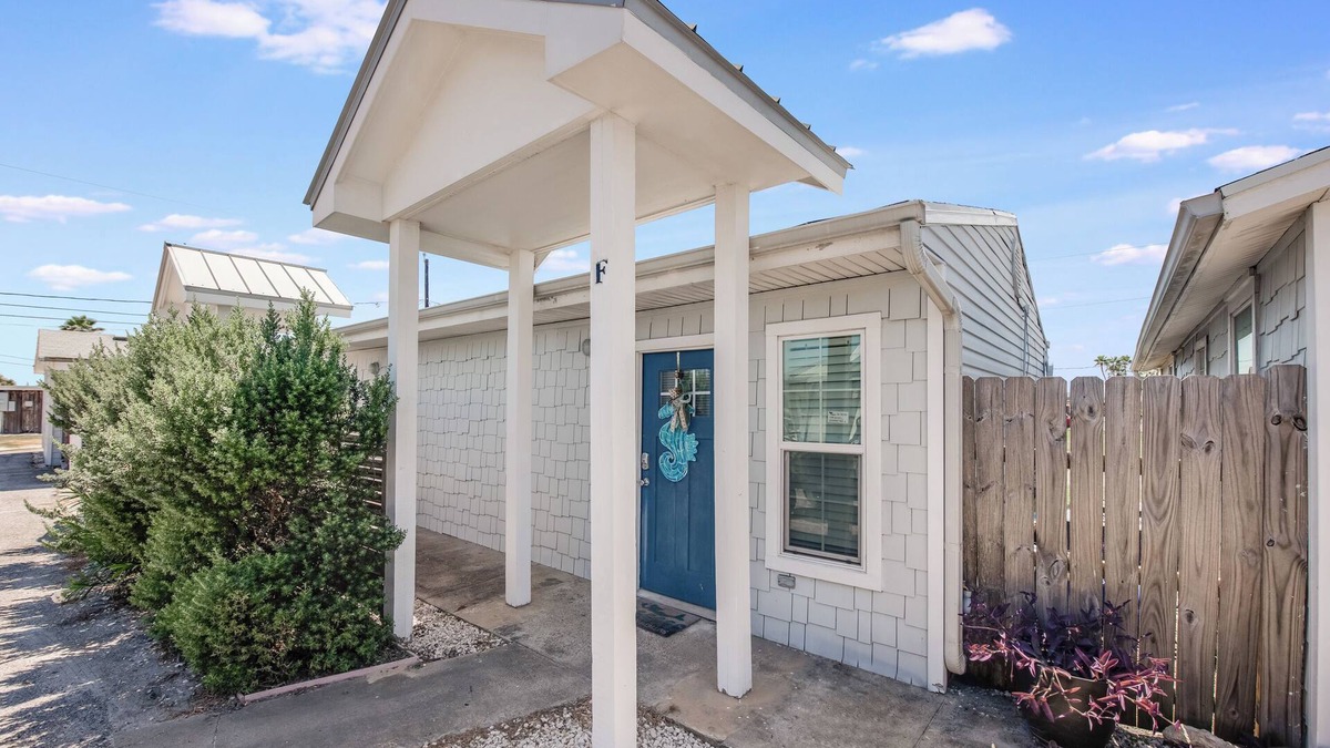 Old Town Cottage | The cutest cottage in all of Port Aransas! Cottage for 2, Close to the beach