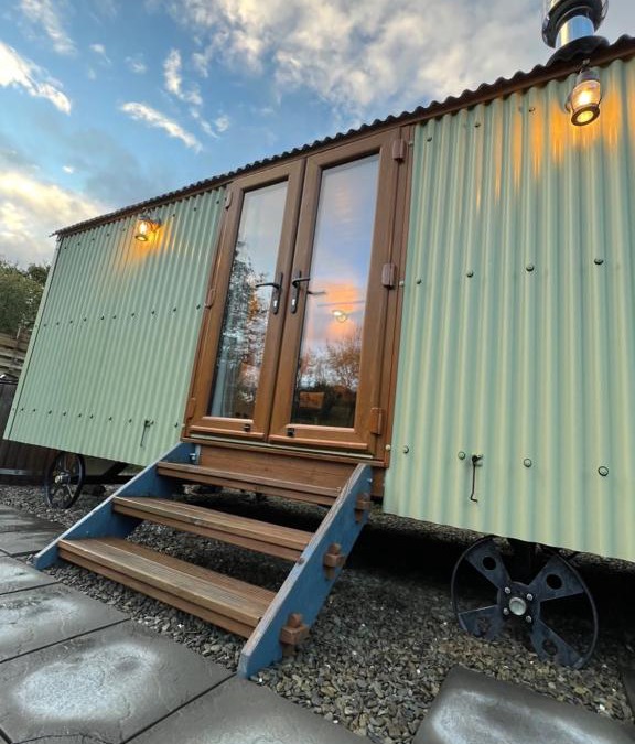 Llandysul Ski Chalet | The Daffodil Shepherd's Hut, Bluebell