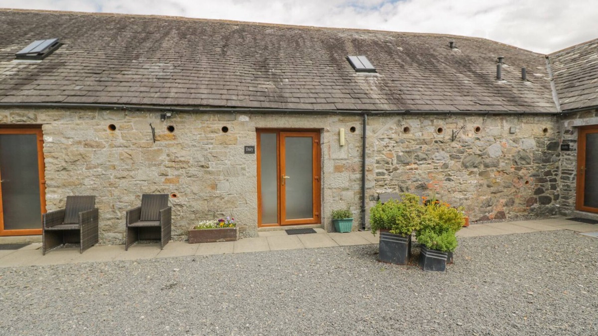 Newton Stewart Cottage | THE DAIRY, pet friendly, with a garden in Newton Stewart