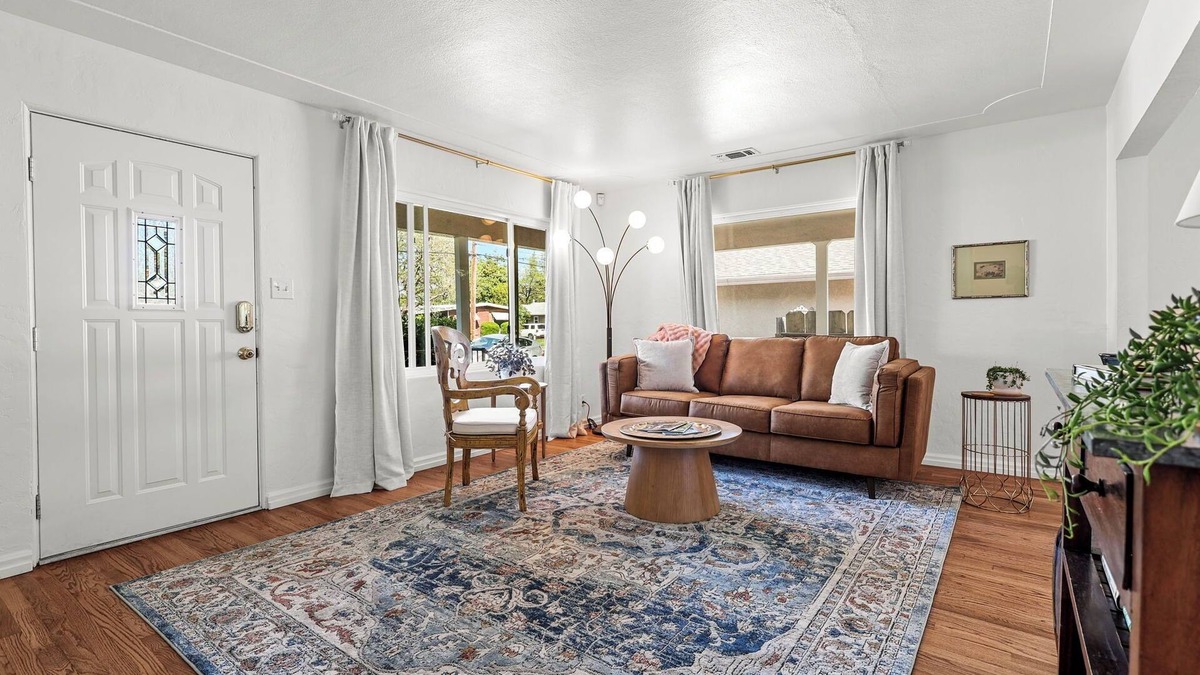 Redding House | The Dandelion House in the Garden Tract Redding, California