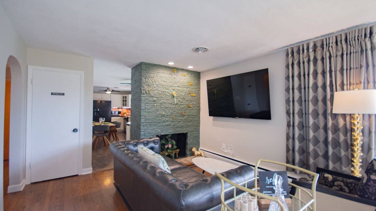 Martinsburg Apartment | The Delaware Mid-Mod Escape
