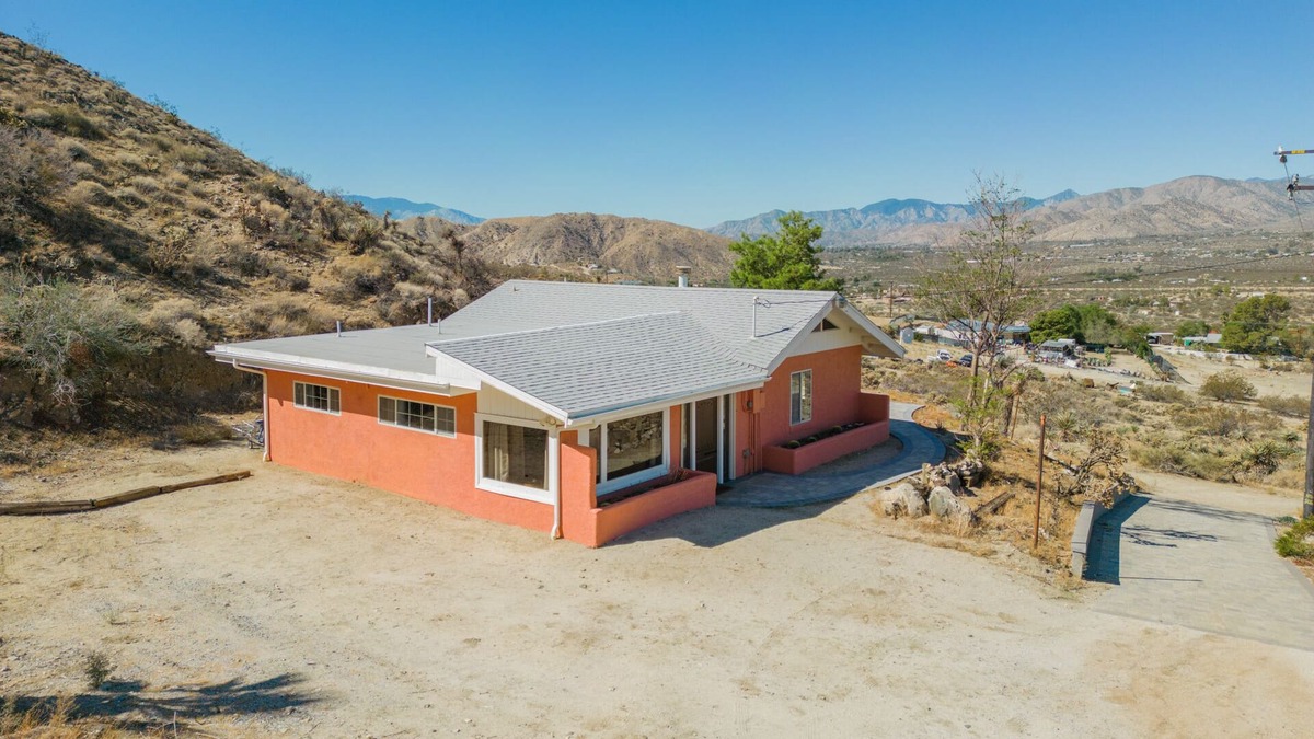 Morongo Valley Cabin | The Desert Lookout - Amazing Views - Private hike - Central