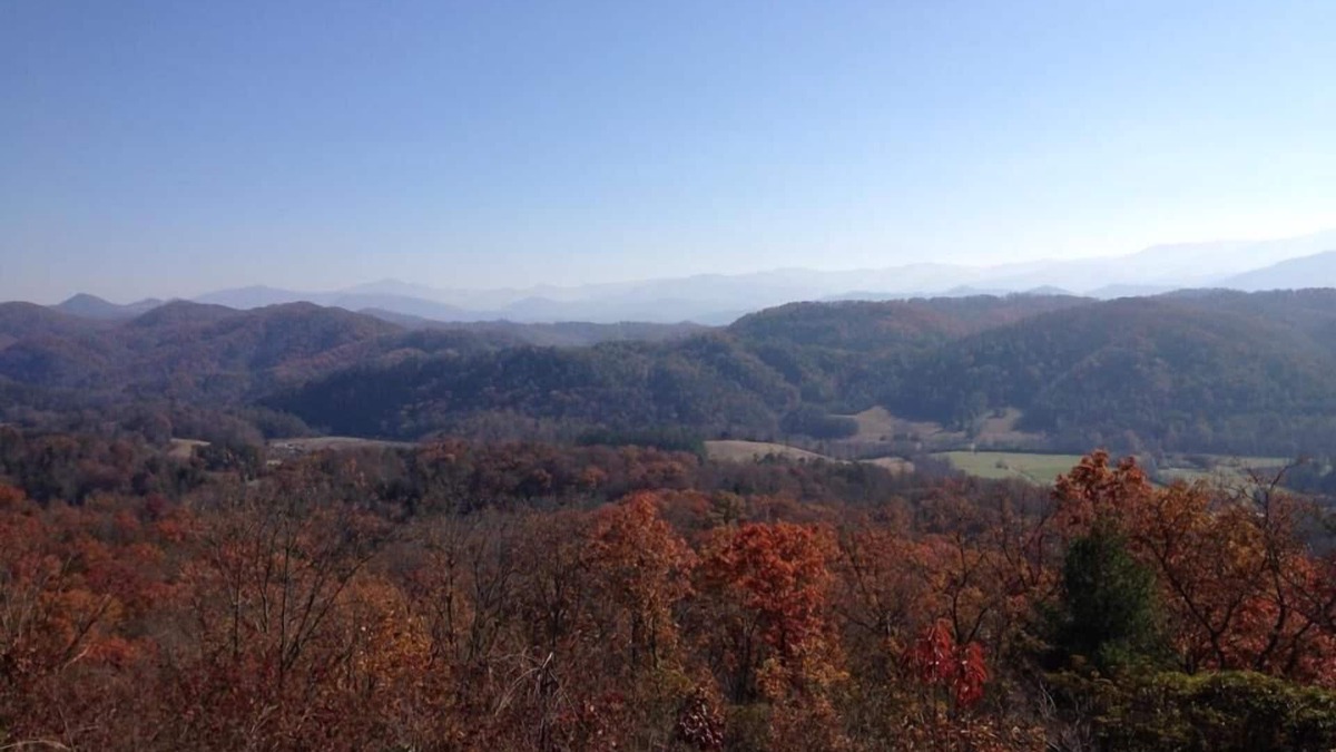 Maryville Cabin | The Diamond "B" a Cozy Cabin Retreat - Perfect for.riding the Dragon and more.