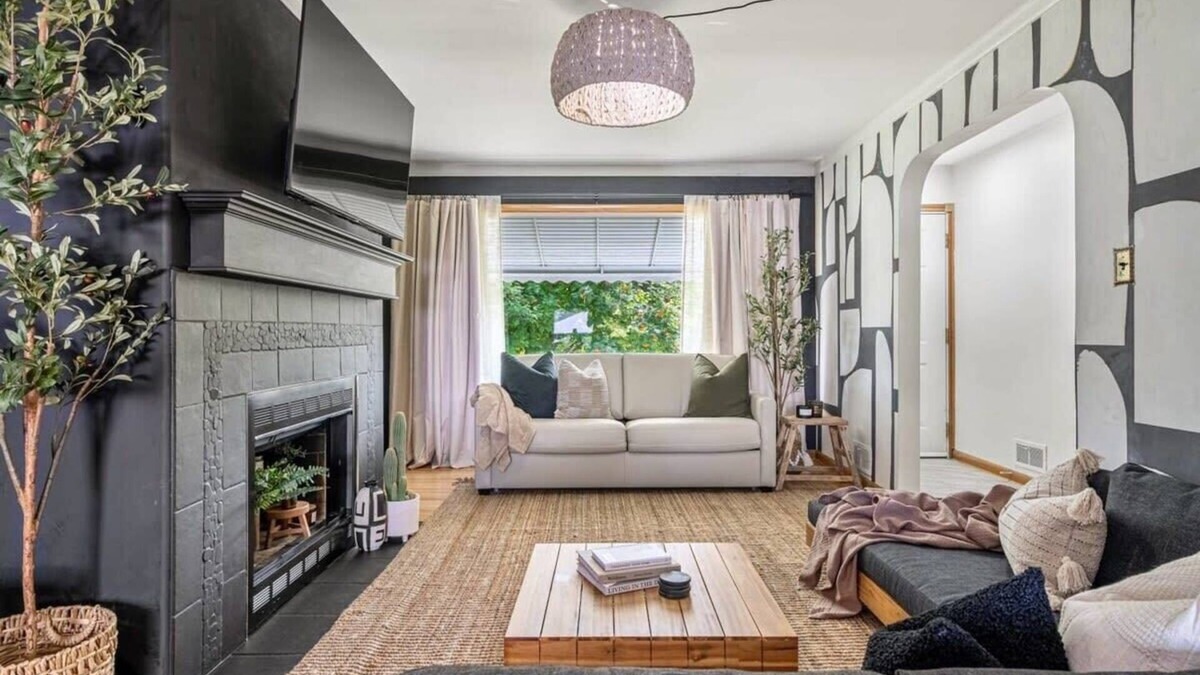 Red Deer House | The Distillery | Sleeps 10 Guests | BBQ and Patio!